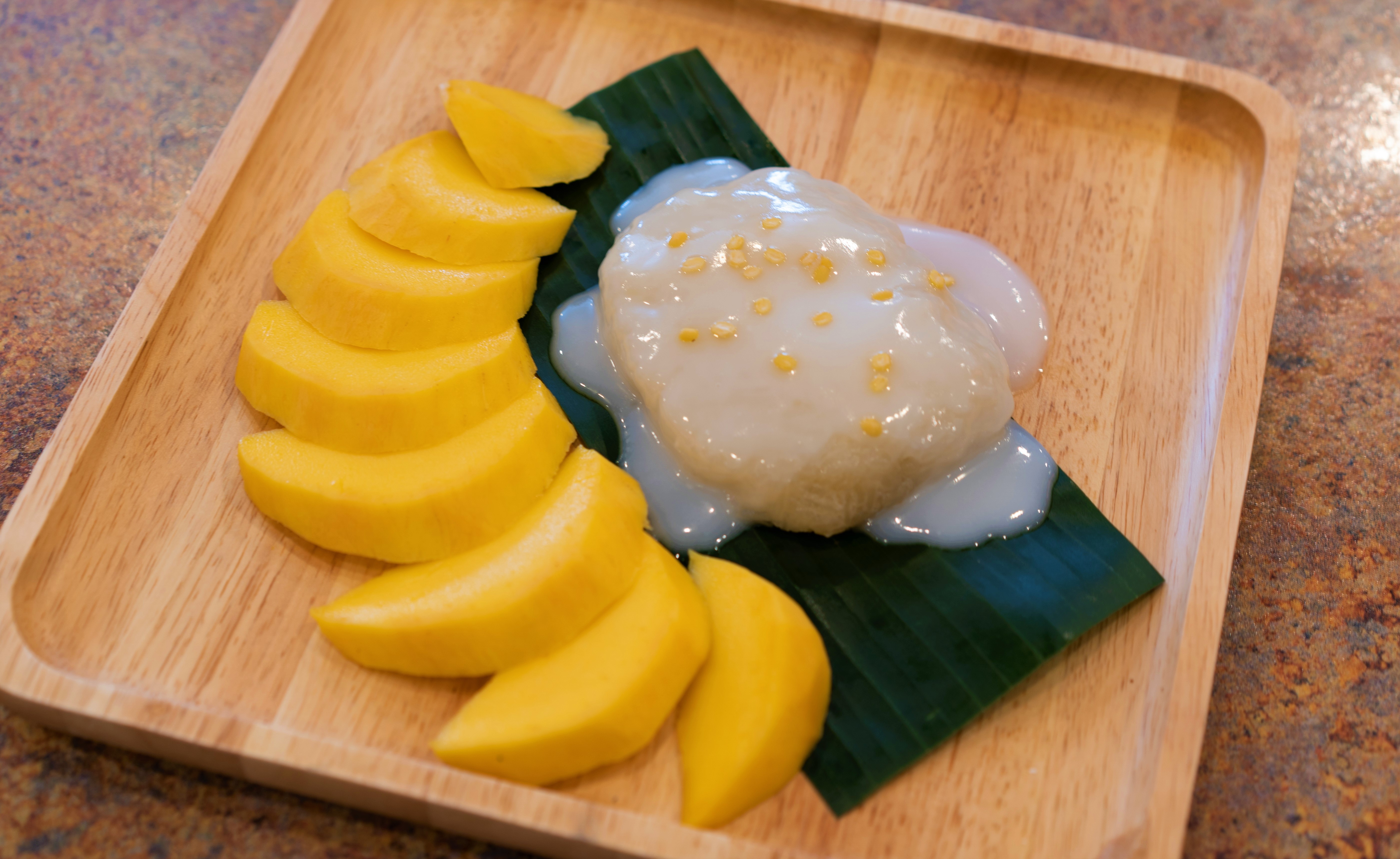 Order Sweet Sticky Rice with Mango food online from Iyara Thai Cuisine store, Houston on bringmethat.com