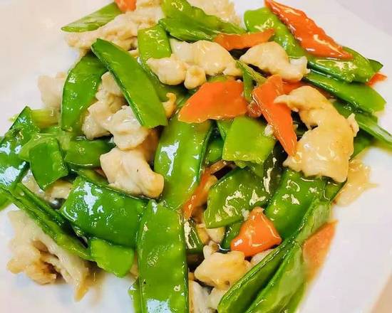Order 63. Chicken with Snow Peas (雪豆鸡) food online from CHUNCHUN SC LLC store, Greenville on bringmethat.com