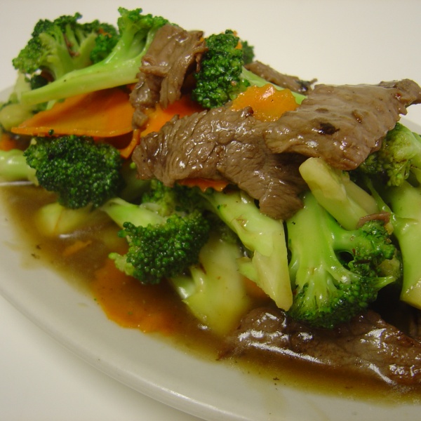 Order Beef and Broccoli food online from Happy Elephant Thai Cuisine store, Elk Grove Village on bringmethat.com