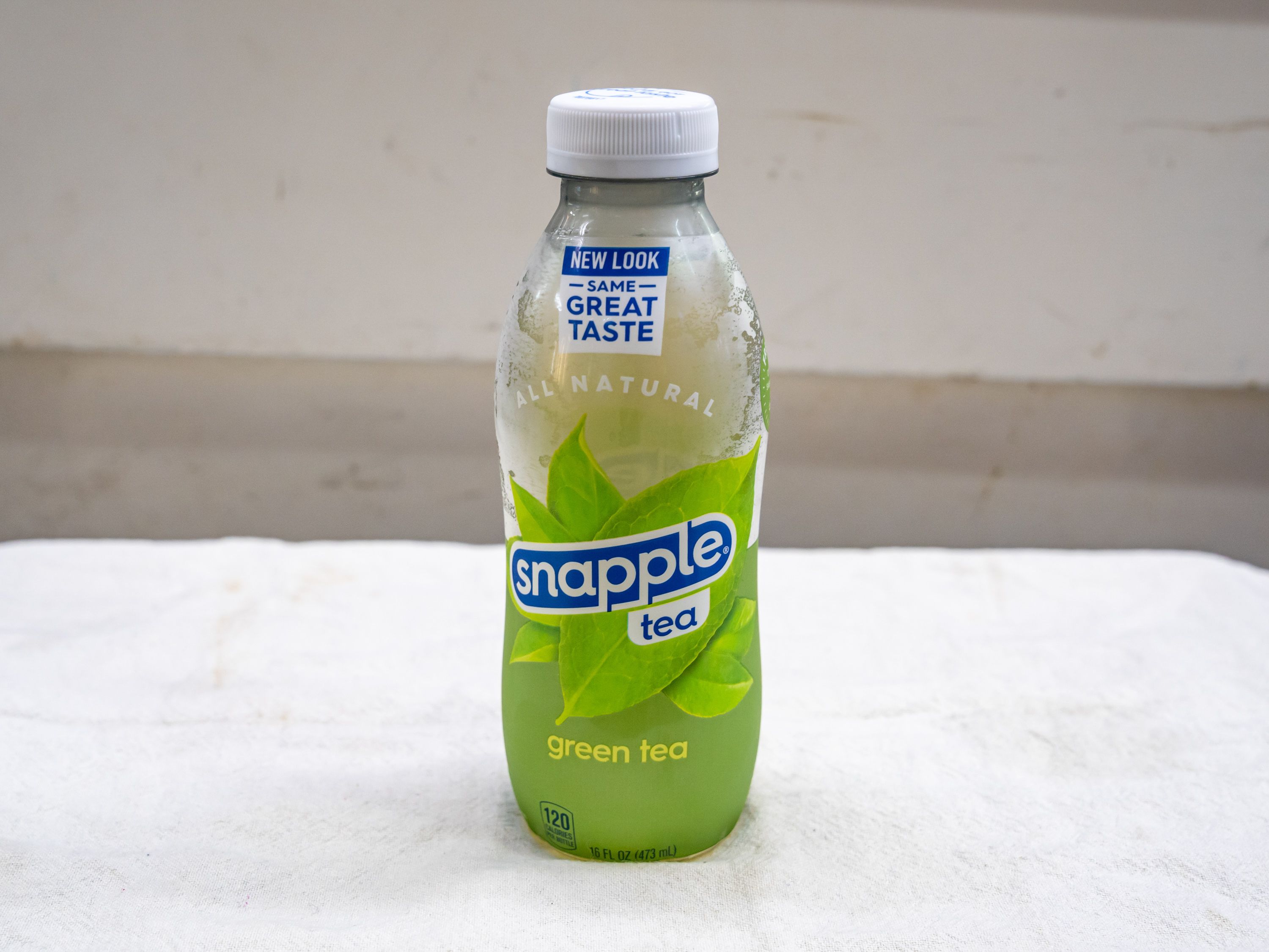 Order Snapple - Apple  juice  -16oz food online from Quentin Deli and Grocery store, Brooklyn on bringmethat.com