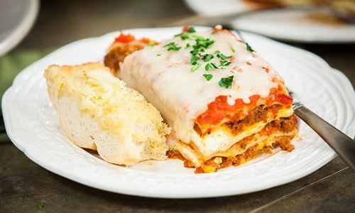 Order Italian Meat Lasagna with Garlic Bread food online from Pappageorggeo Pizza store, San Jose on bringmethat.com