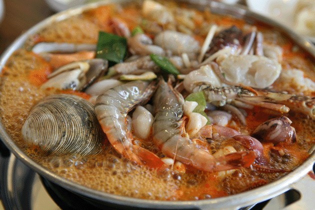Order D-8. Spicy Seafood Stew (해물매운탕/海鮮辣汤) food online from Restaurant Namsan store, Los Angeles on bringmethat.com