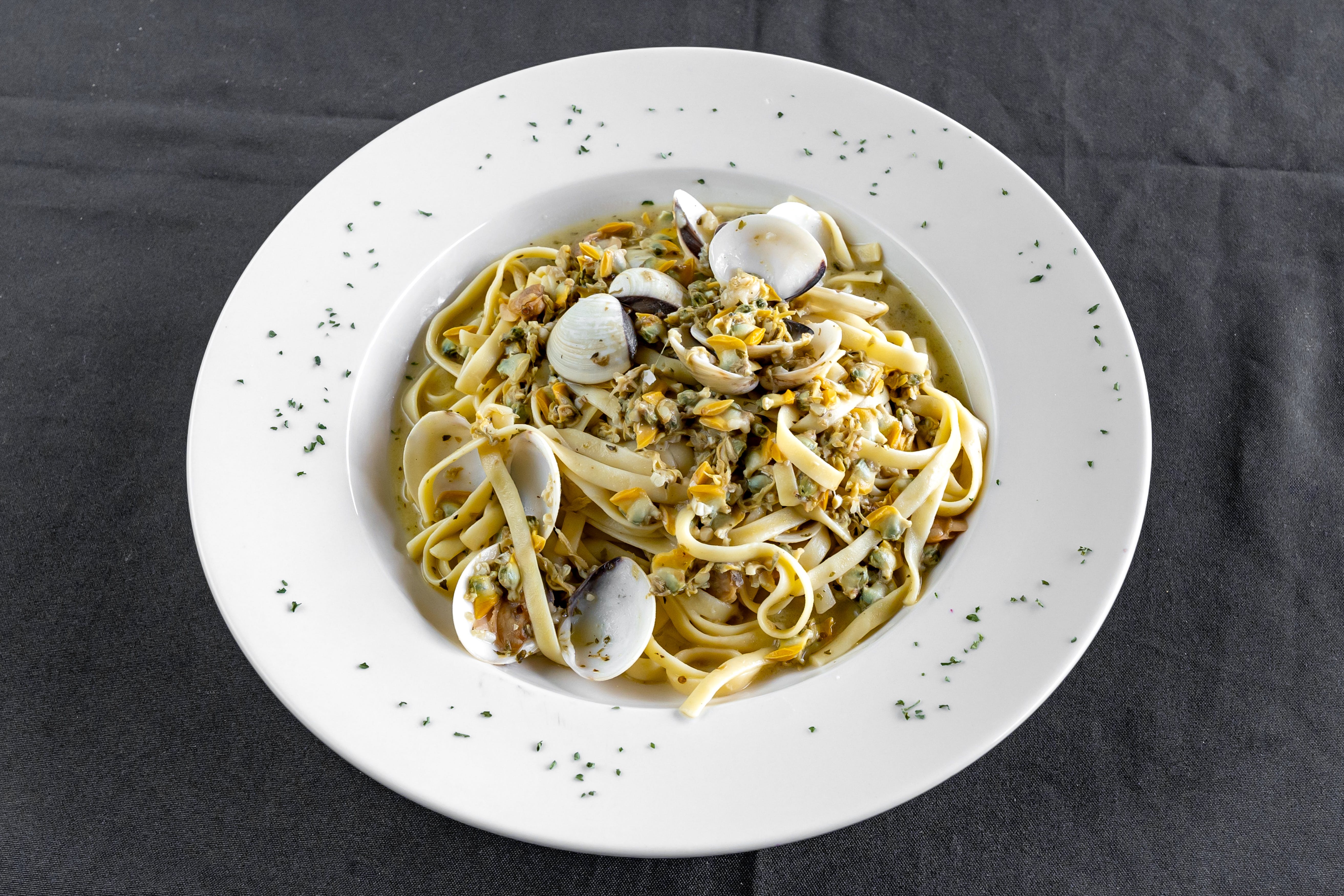 Order Linguine with Clams - Entree food online from Vito Pizza And Grill store, Spring City on bringmethat.com