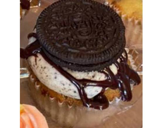 Order Oreo 'n' Creme Cupcakes (1 dz) food online from Glitz Amor store, New Orleans on bringmethat.com