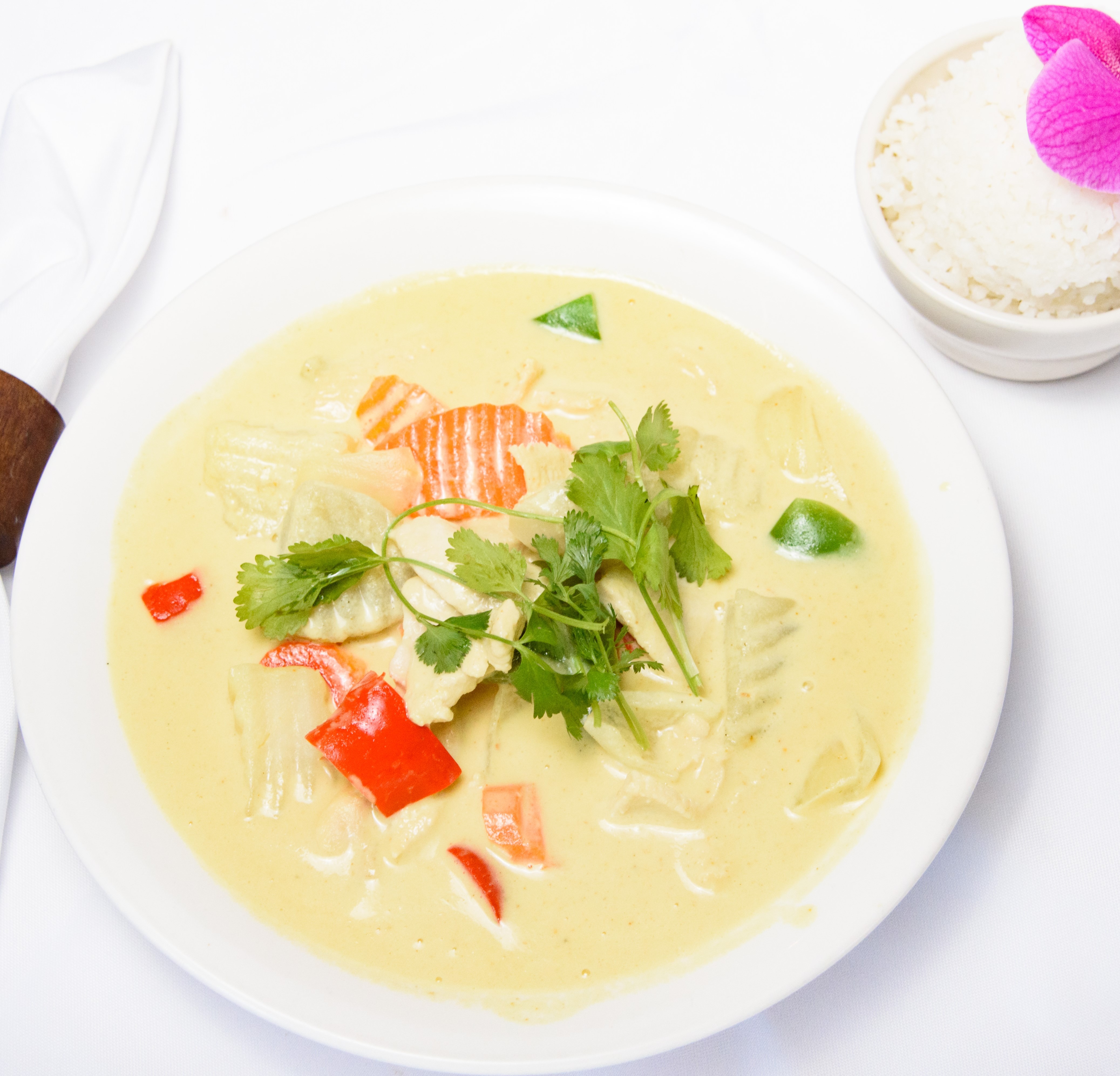 Order Siam Queen Yellow Curry food online from Siam Queen Thai Bistro store, Carlsbad on bringmethat.com