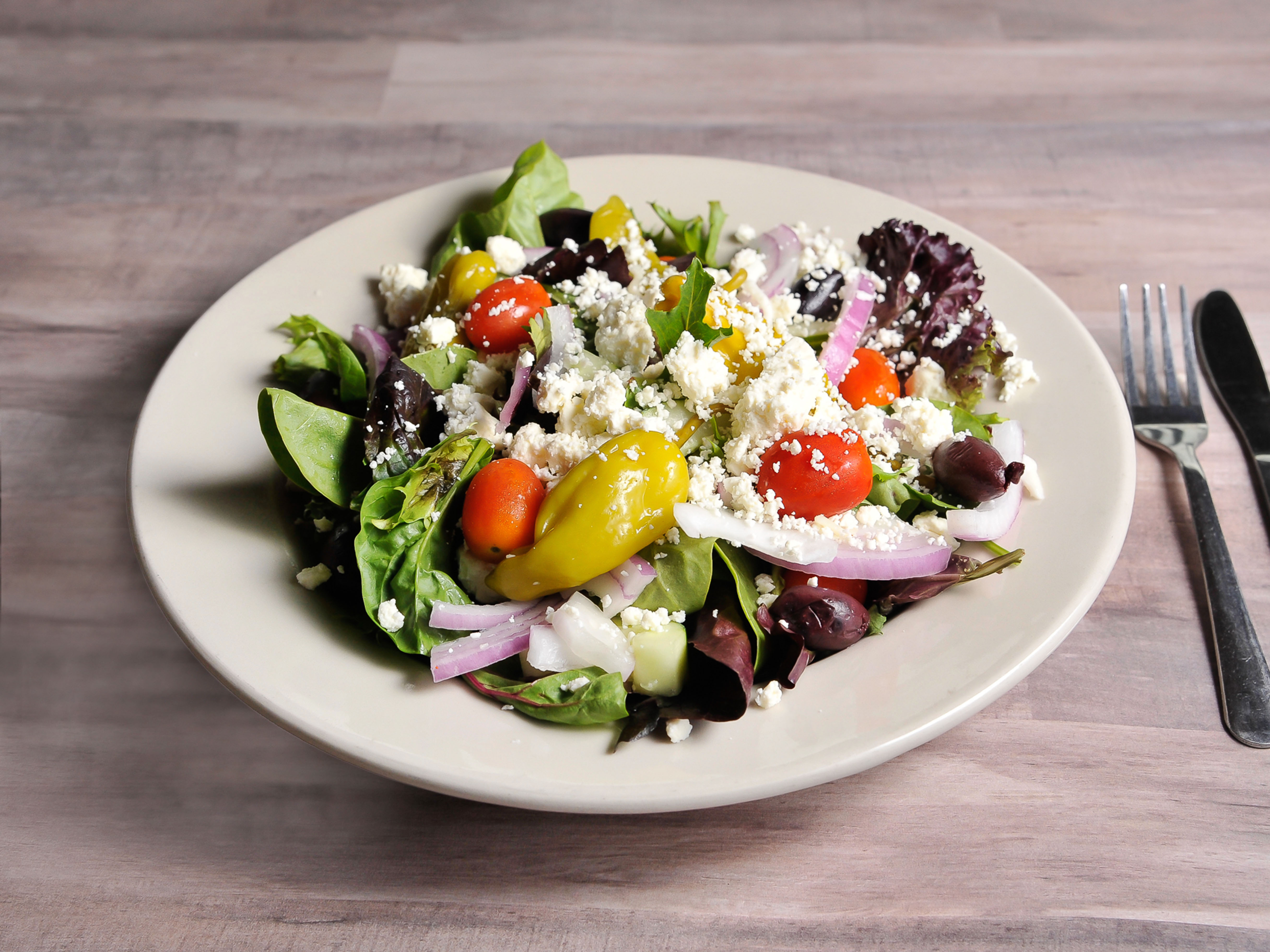 Order GREEK SALAD food online from Pisano's NY Style Pizzeria store, Kennesaw on bringmethat.com