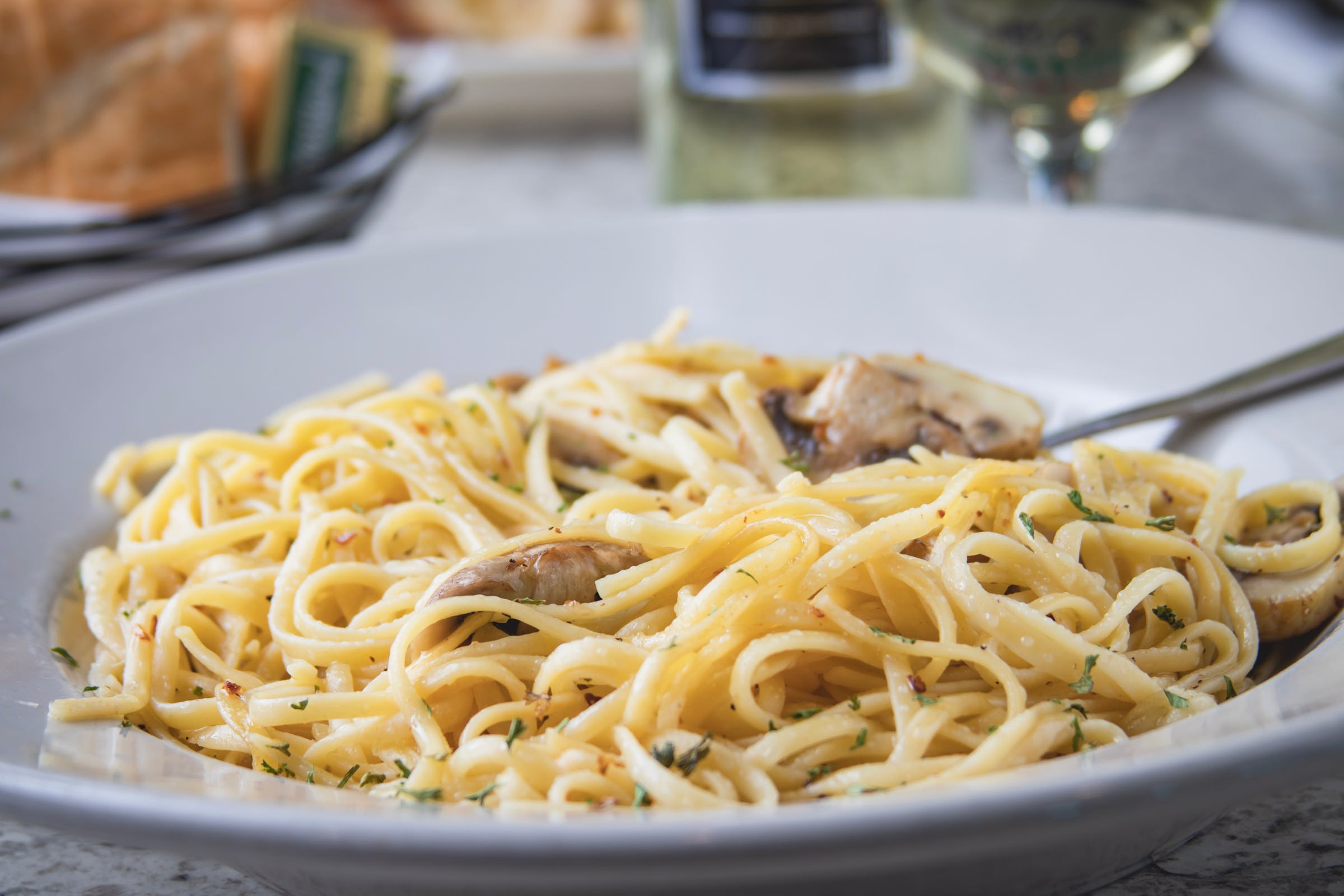 Order Linguine, Garlic & Olive Oil - Pasta food online from Mario Pizza & Pasta store, Seabrook on bringmethat.com