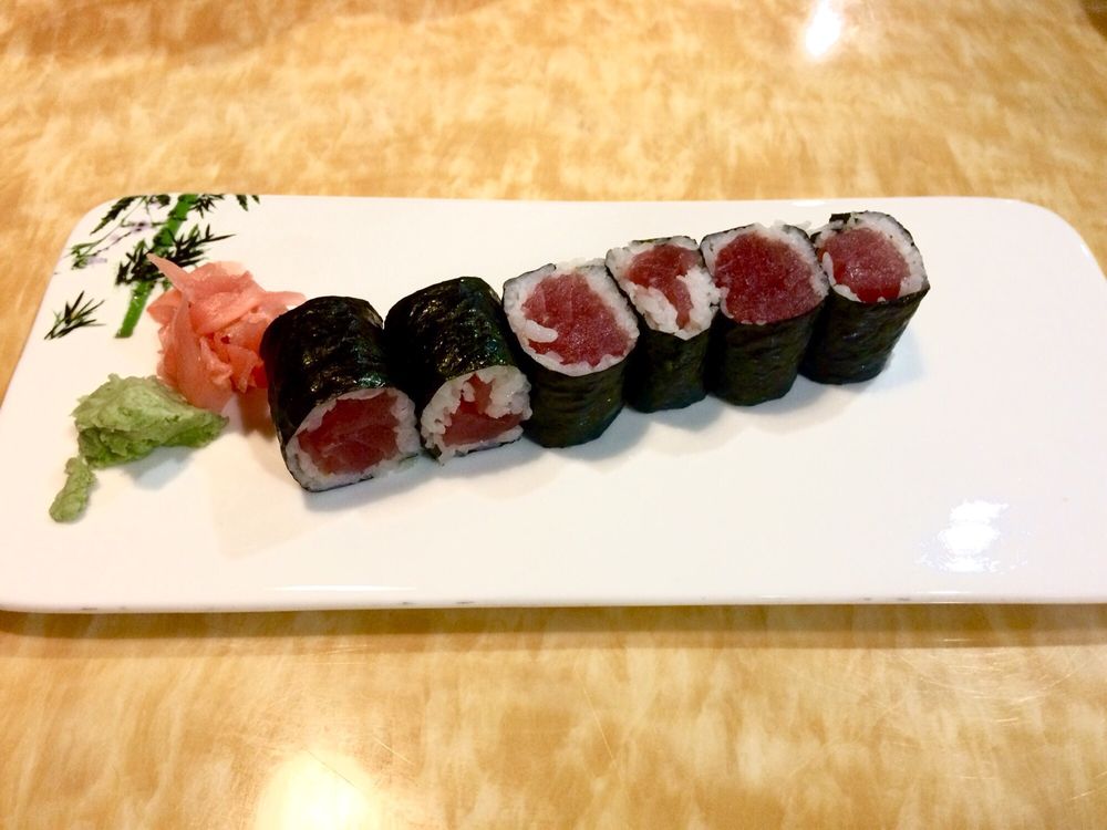 Order Tuna Roll food online from Sushi para japanese restaurant store, New York on bringmethat.com