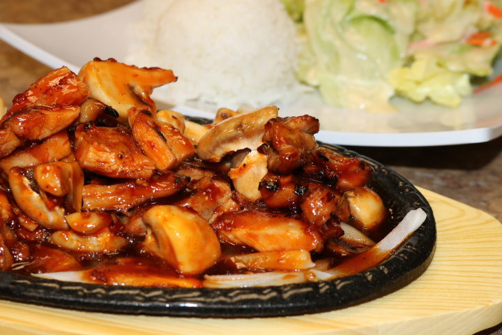 Order Spicy Chicken with Mushrooms food online from Misora Teriyaki Sushi & Wok store, Lynnwood on bringmethat.com