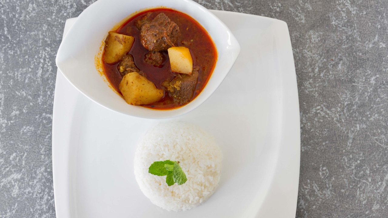 Order Beef Curry food online from Inle Burmese Cuisine store, San Francisco on bringmethat.com