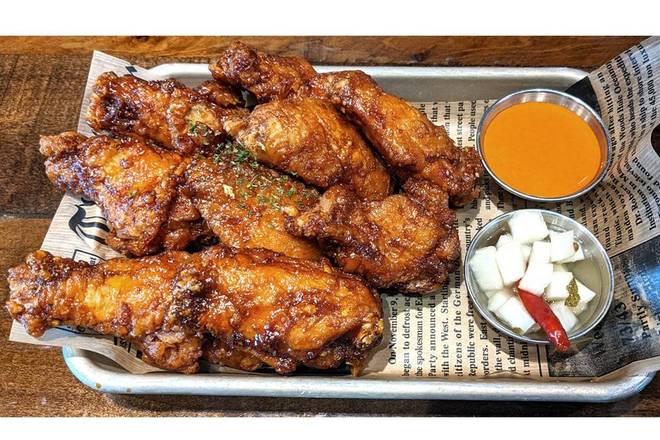 Order Garlic Soy Sauce Chicken Wing (10pc)(소이윙10) food online from Spoon sticks store, Massapequa on bringmethat.com