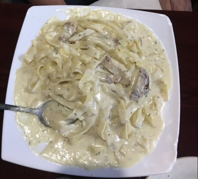 Order Chicken Alfredo - Entree food online from Italian Garden Dining store, Mountain Home on bringmethat.com