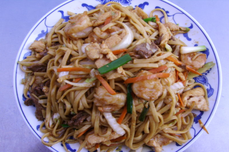 Order 56. Chicken Chow Fun Lunch food online from New Wong Chinese Restaurant store, Wickliffe on bringmethat.com