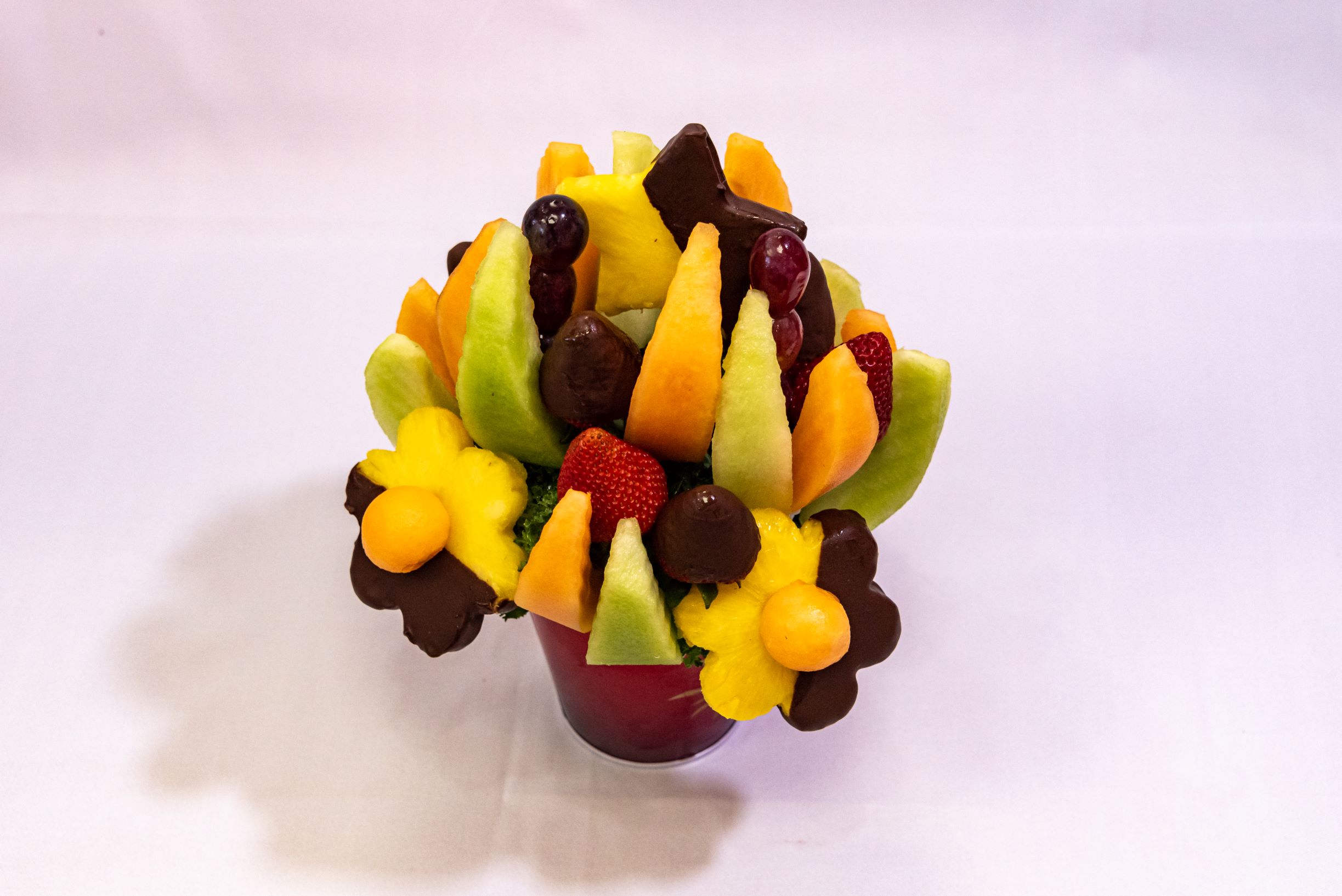 Order Delicious Daisy Bouquet with Dipped Strawberries & Pineapple food online from Edible Arrangements store, Carlsbad on bringmethat.com
