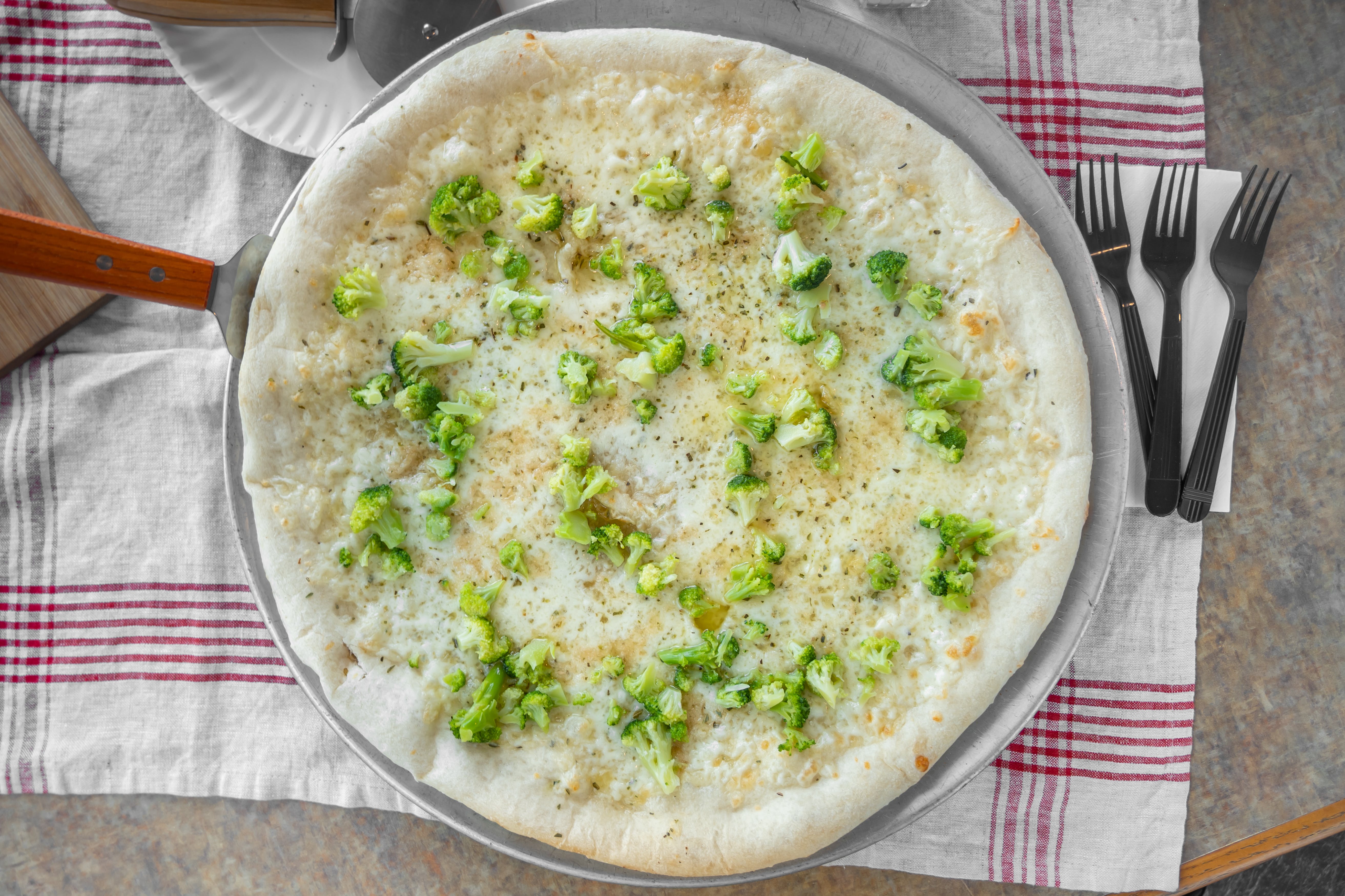 Order Broccoli White Pizza - Medium 14'' food online from Divincenzo Pizza store, Cinnaminson on bringmethat.com
