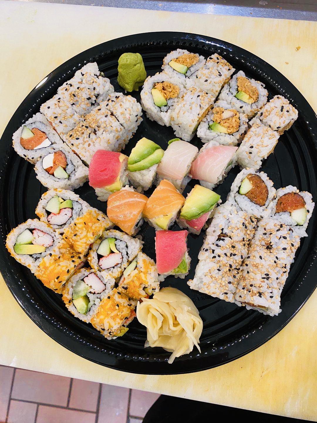 Order 5 rolls combo / Value $46.95 五条寿司卷拼盘 food online from Tengu Sushi store, Newport on bringmethat.com