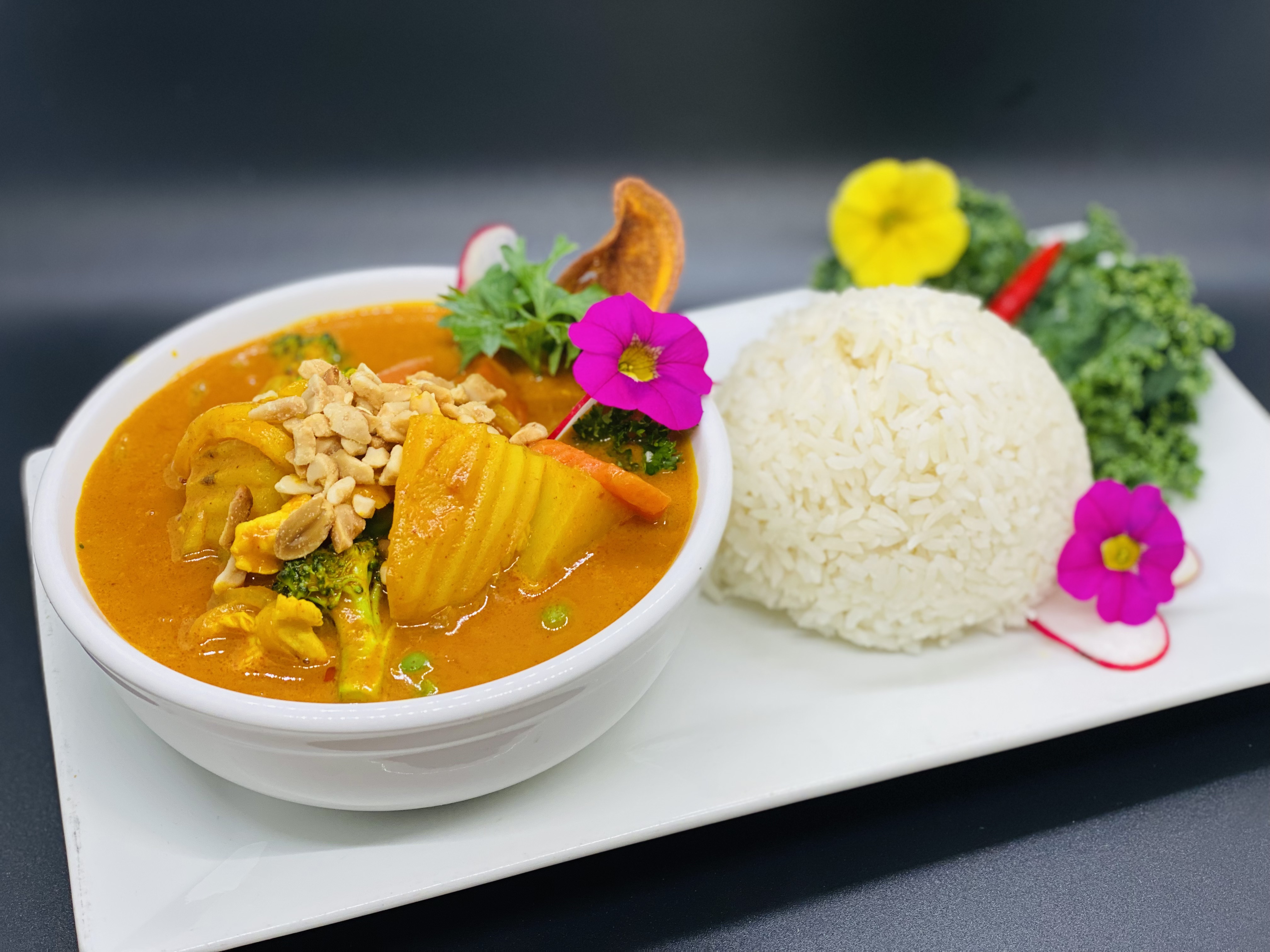 Order Mus-Sa-Mun Curry food online from Spring Thai store, Petaluma on bringmethat.com