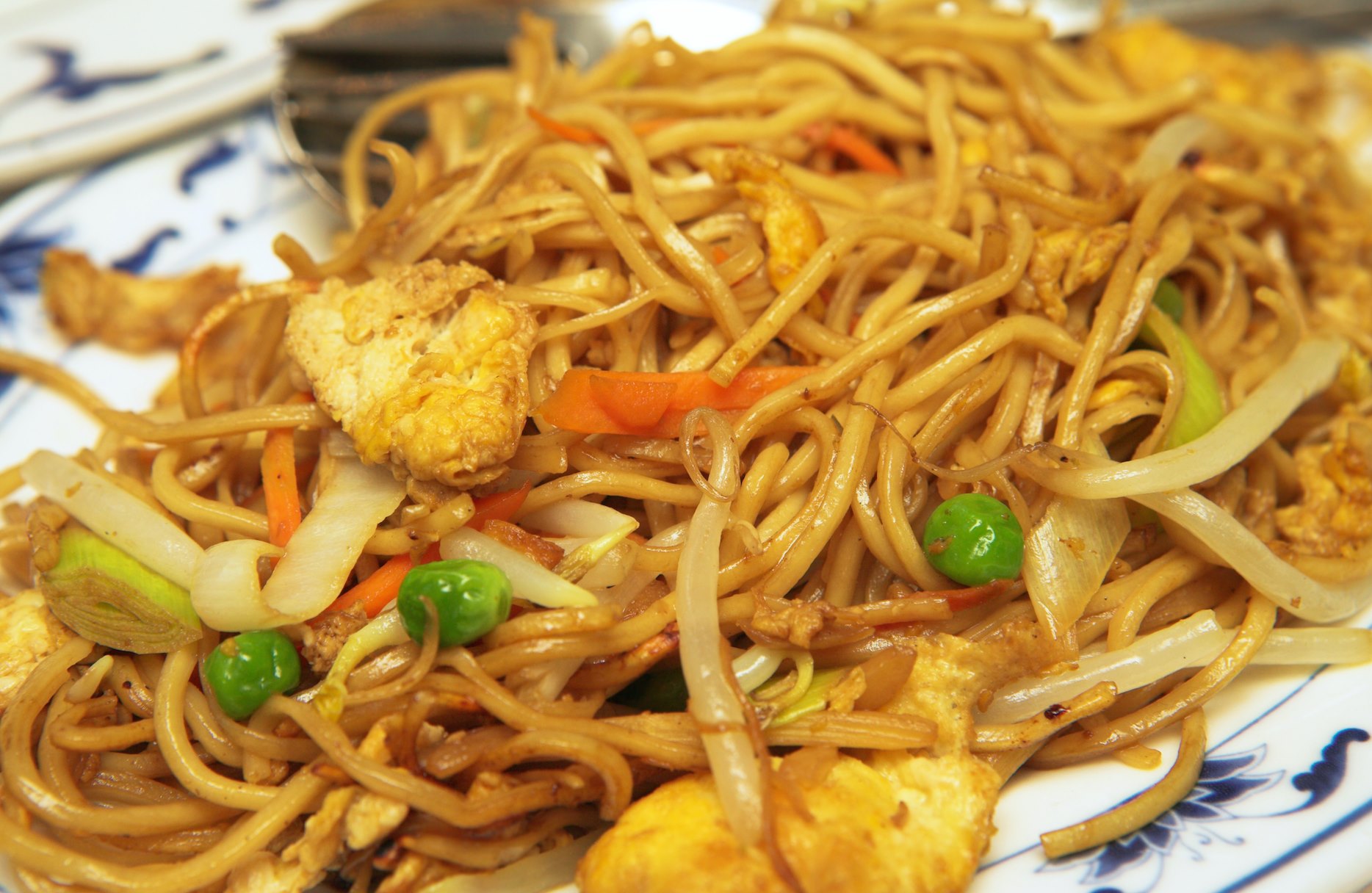 Order 29. Chicken Chow Mein food online from Dean House store, Strongsville on bringmethat.com