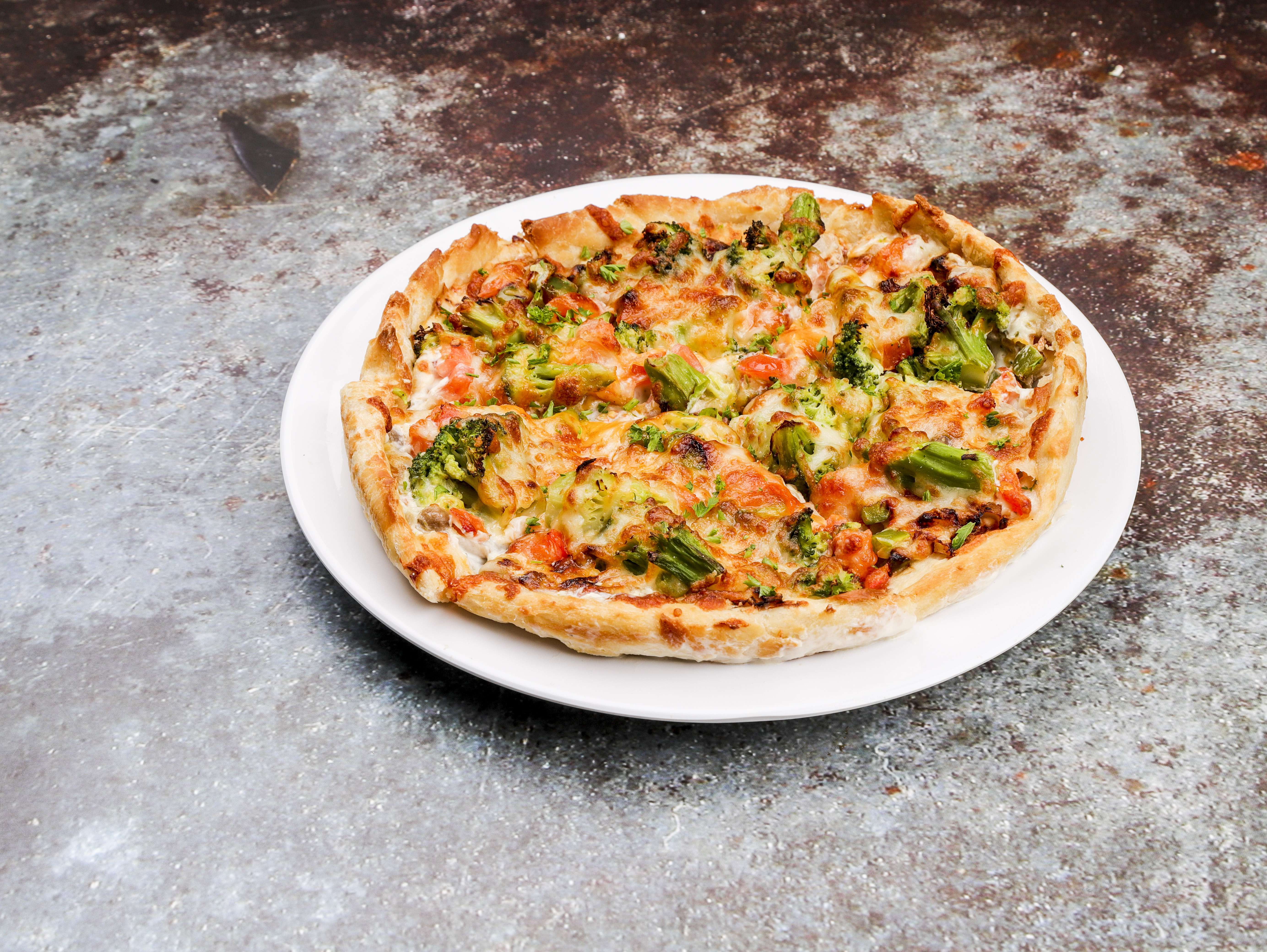 Order Veggie Delight Pizza food online from Italian Garden store, Akron on bringmethat.com
