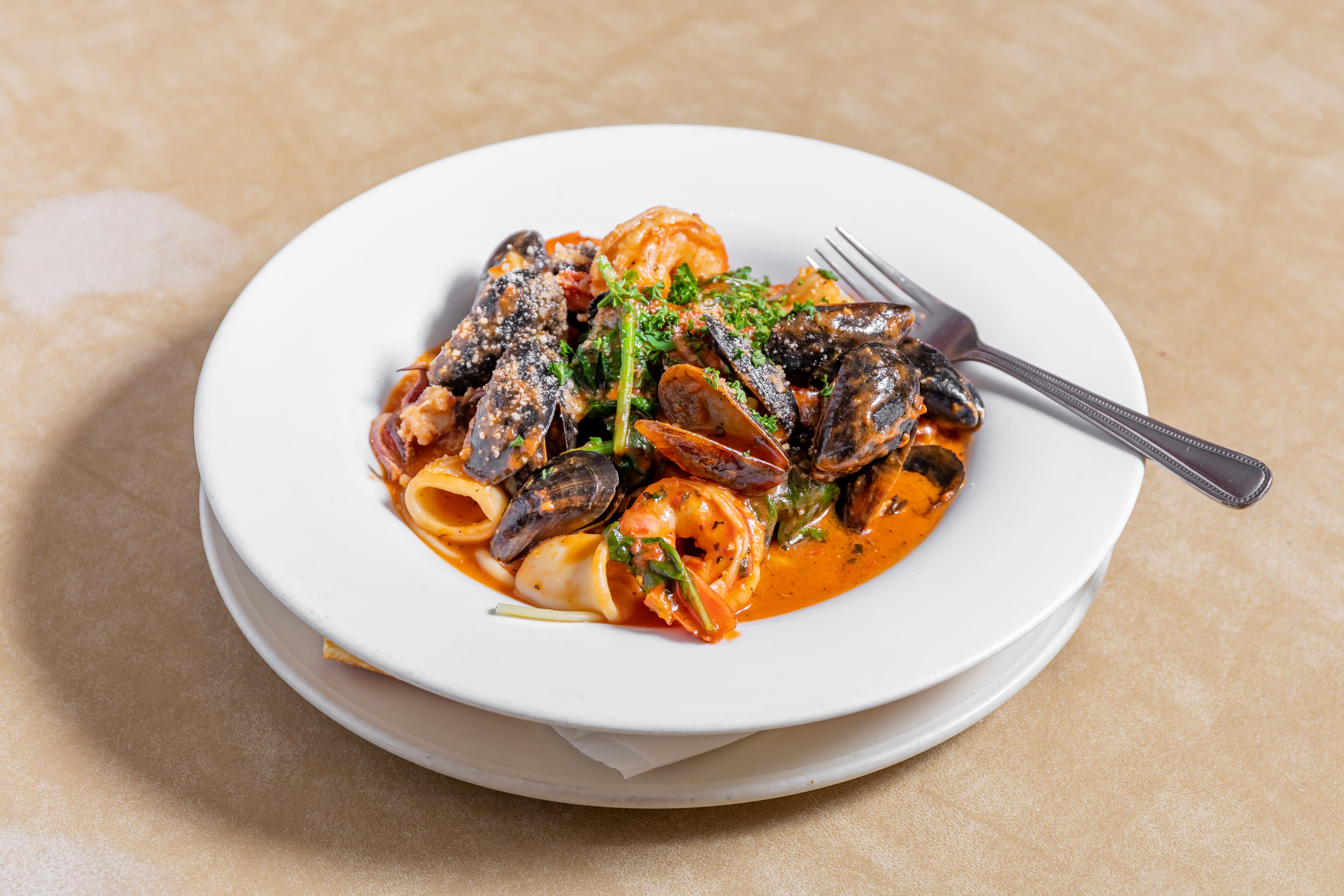 Order Zuppa Di Mare - Entree food online from Michael's Italian Restaurant store, Waukesha on bringmethat.com