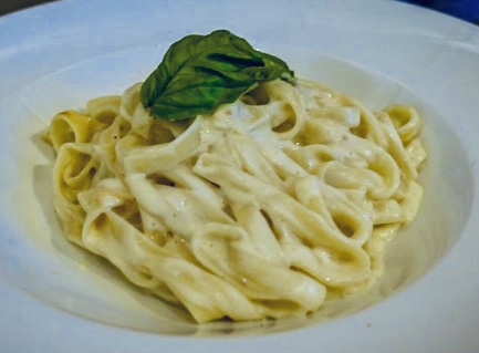 Order Fettuccini Alfredo Dinner food online from Pino Cucina store, Ladera Ranch on bringmethat.com