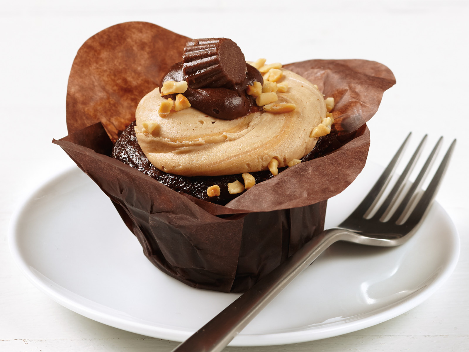Order Peanut Butter Cup Cupcake food online from Hy-Vee Mealtime store, Mankato on bringmethat.com