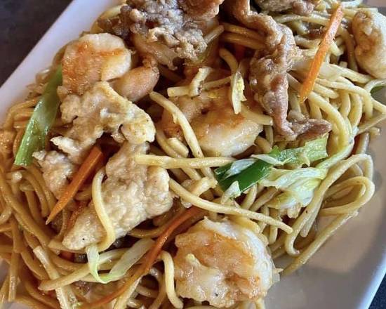Order Lo Mein food online from 135 Chinese Restaurant store, Lakewood on bringmethat.com