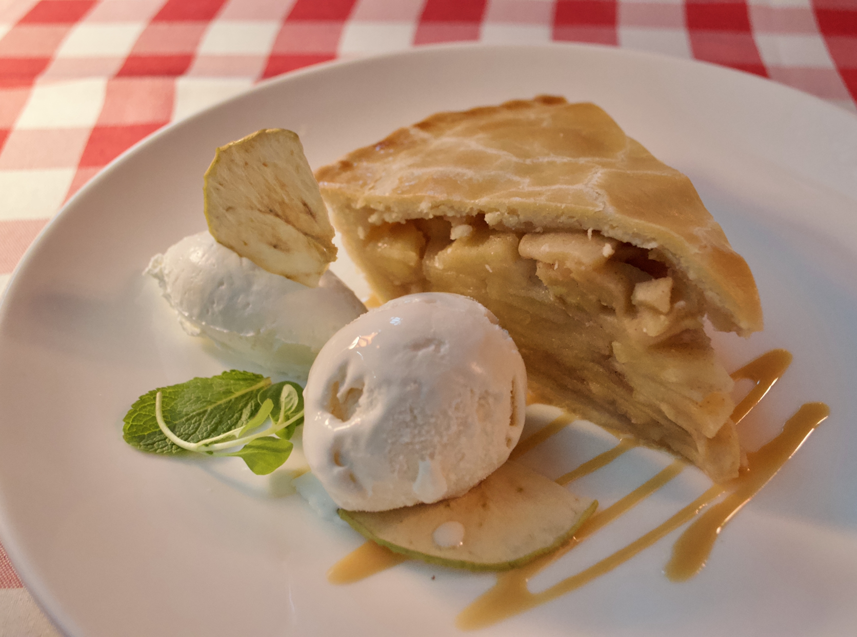 Order Homemade Apple Pie food online from Pershing Square Cafe store, New York on bringmethat.com