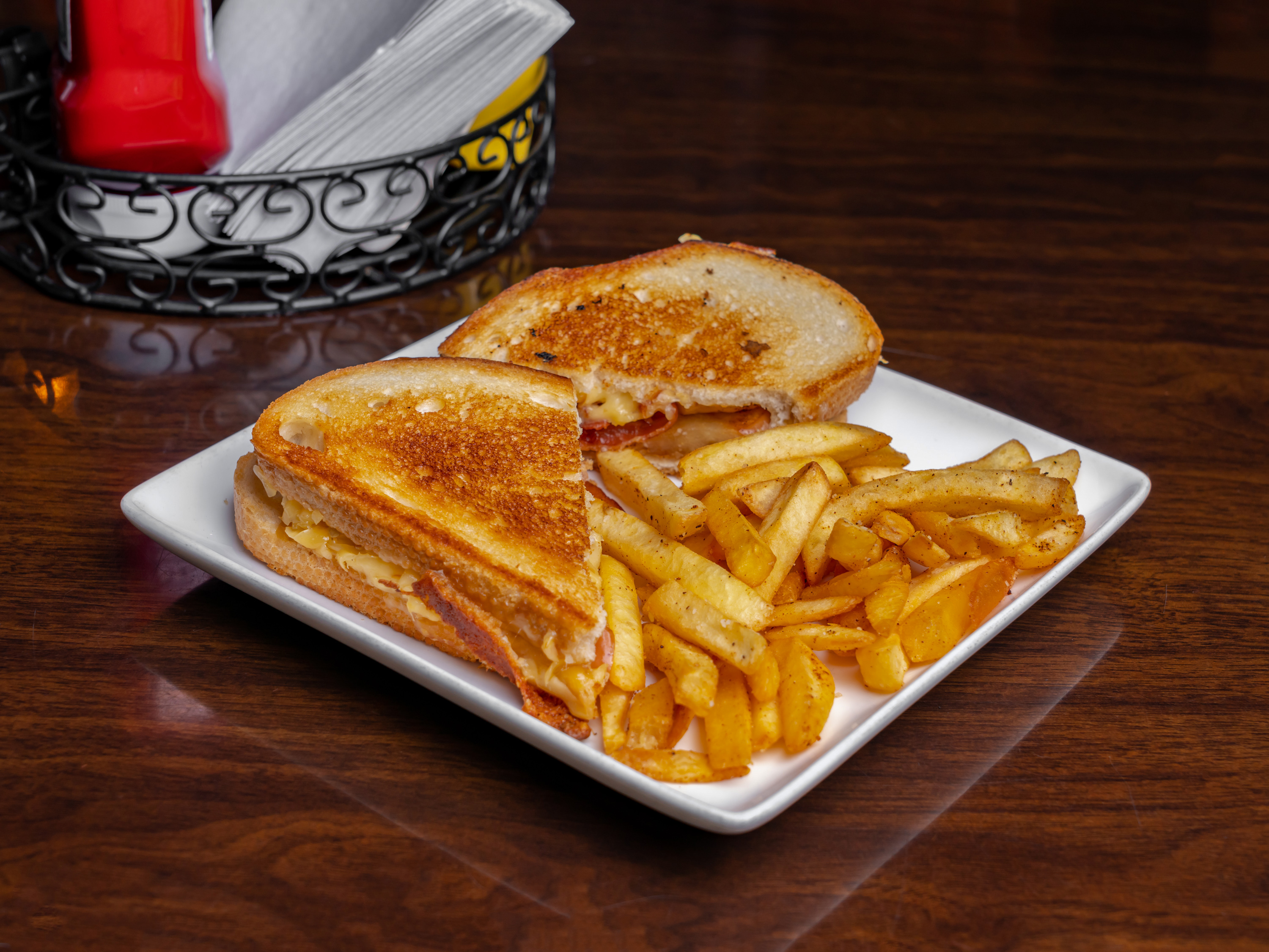 Order Sir Isaac's Grilled Cheese food online from Crossroads Tabletop Tavern store, Manassas on bringmethat.com