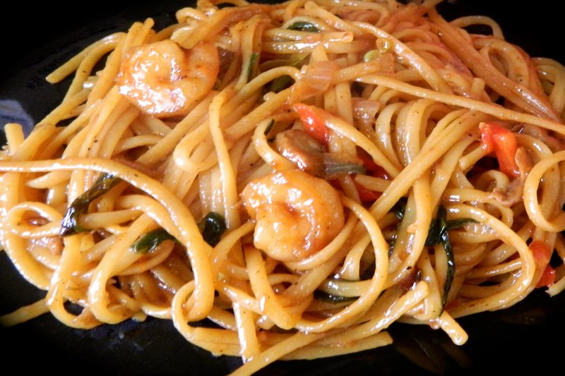 Order 51. Chicken Lo Mein Lunch food online from New Wong Chinese Restaurant store, Wickliffe on bringmethat.com