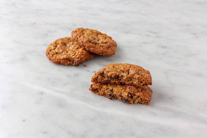 Order Oatmeal Raisin Cookie food online from Porto Bakery & Cafe store, Buena Park on bringmethat.com