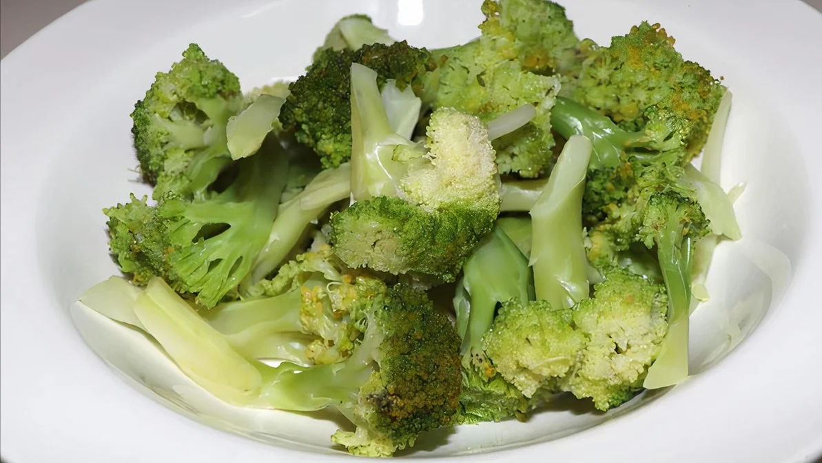 Order Broccoli food online from Lee Family Deli store, Camden on bringmethat.com