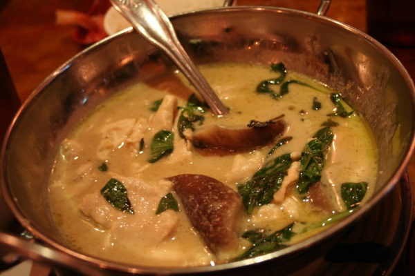 Order 52. Chicken with Green Curry food online from Merrick Thai Station store, Merrick on bringmethat.com