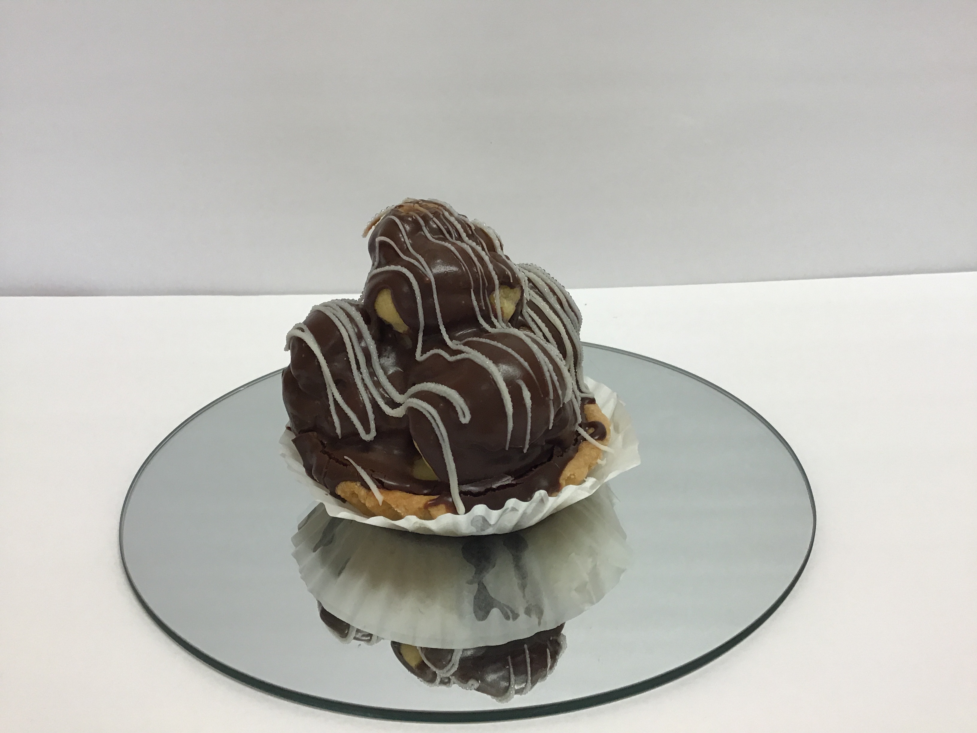 Order Tarta Profiterole food online from Oma Bakery store, Farmers Branch on bringmethat.com