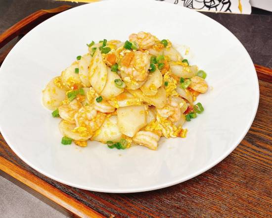 Order 咸蛋黄虾仁炒年糕 Shrimp Fried Rice Cake in Salty Egg Sauce food online from Mala Canteen store, Rockville on bringmethat.com