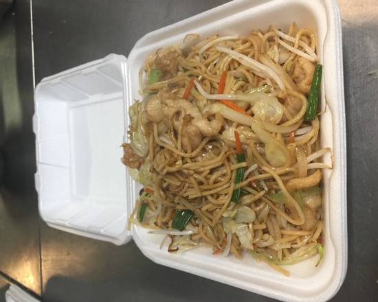 Order N5. Chicken Chow Mein 鸡肉炒面 food online from Jade Restaurant & Lounge store, Seattle on bringmethat.com