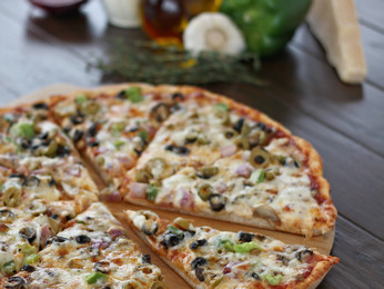 Order Veggie Pizza food online from Davanni's store, Plymouth on bringmethat.com