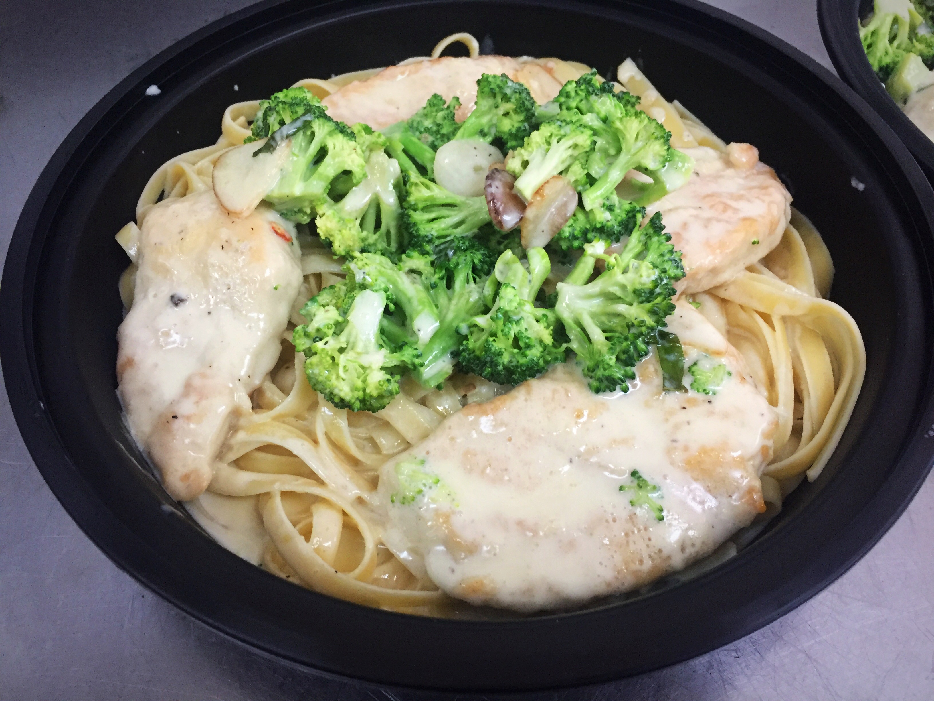 Order Fettuccine Alfredo with Chicken and Broccoli food online from Healthy Garden & Gourmet Pizza store, Collingswood on bringmethat.com