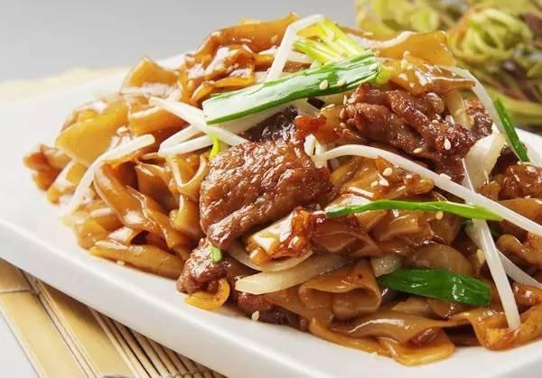 Order 67. Beef Chow Fun food online from Food Wall Chinese Restaurant store, Jamaica Plain on bringmethat.com