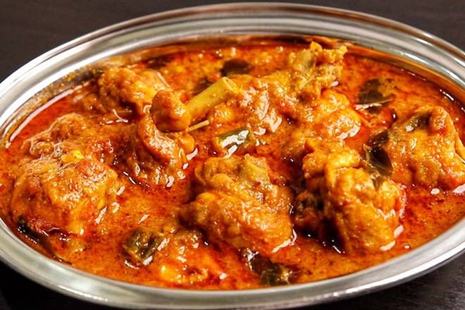 Order Andhra Chicken Curry (Chef's Special) (Bone-in) food online from Bowl O Biryani store, Downers Grove on bringmethat.com