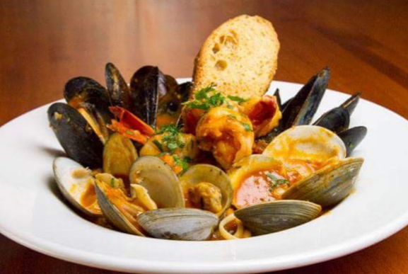 Order Zuppa di Mussels food online from Hylan Diner store, Staten Island on bringmethat.com