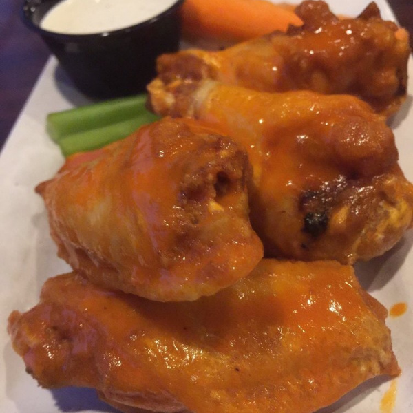 Order Hot Wings food online from Black Horse Tavern and Grill store, Norco on bringmethat.com