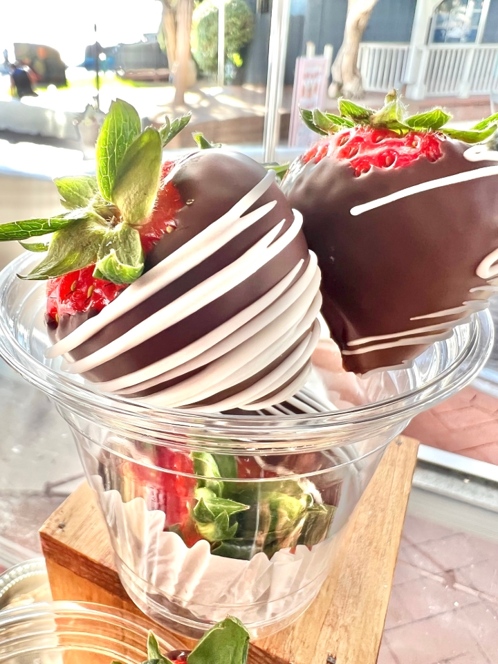 Order Dipped Strawberries food online from Seaport Fudge Factory store, San Diego on bringmethat.com