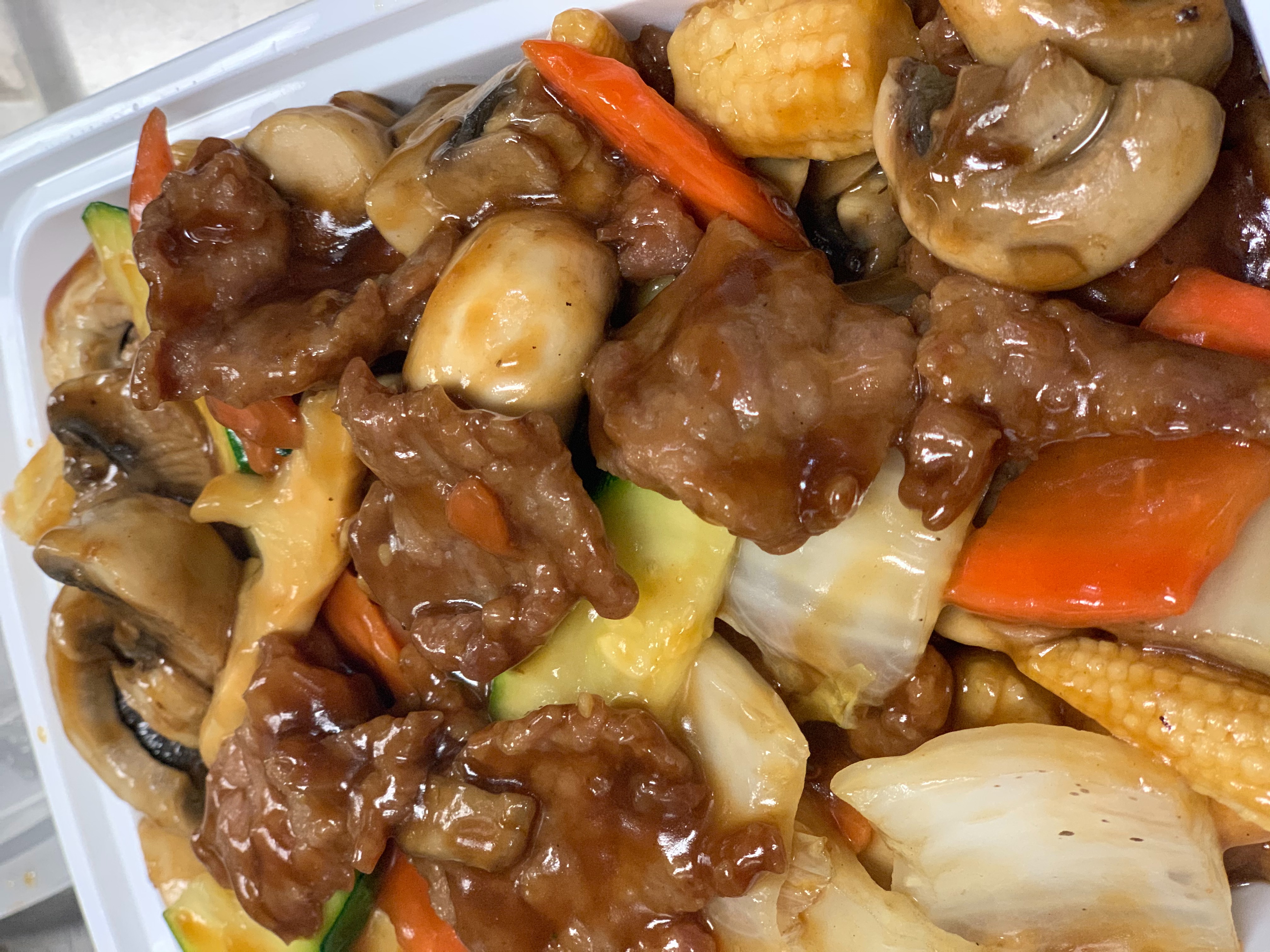 Order 101. Beef with Mushrooms 蘑菇牛 food online from Sheng Garden Chinese Restaurant store, Teaneck on bringmethat.com