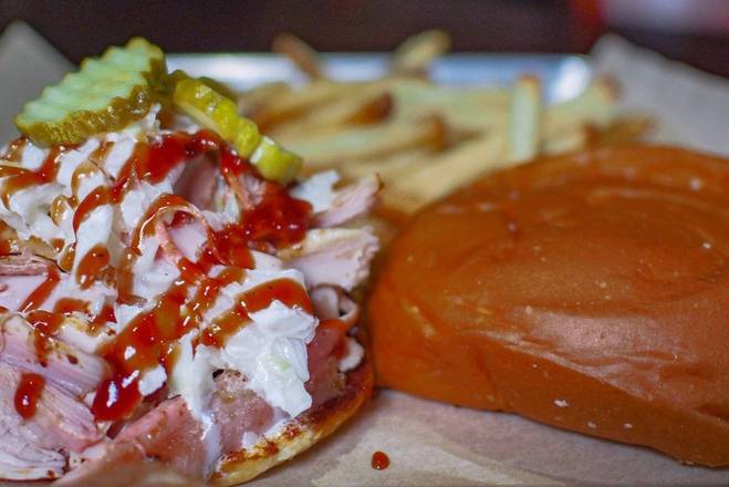 Order Pulled Chicken Sandwich food online from Chubb Sports Bar store, Gallatin on bringmethat.com