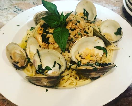 Order Linguine with Clam White Sauce food online from Cucina25 store, Riverhead on bringmethat.com