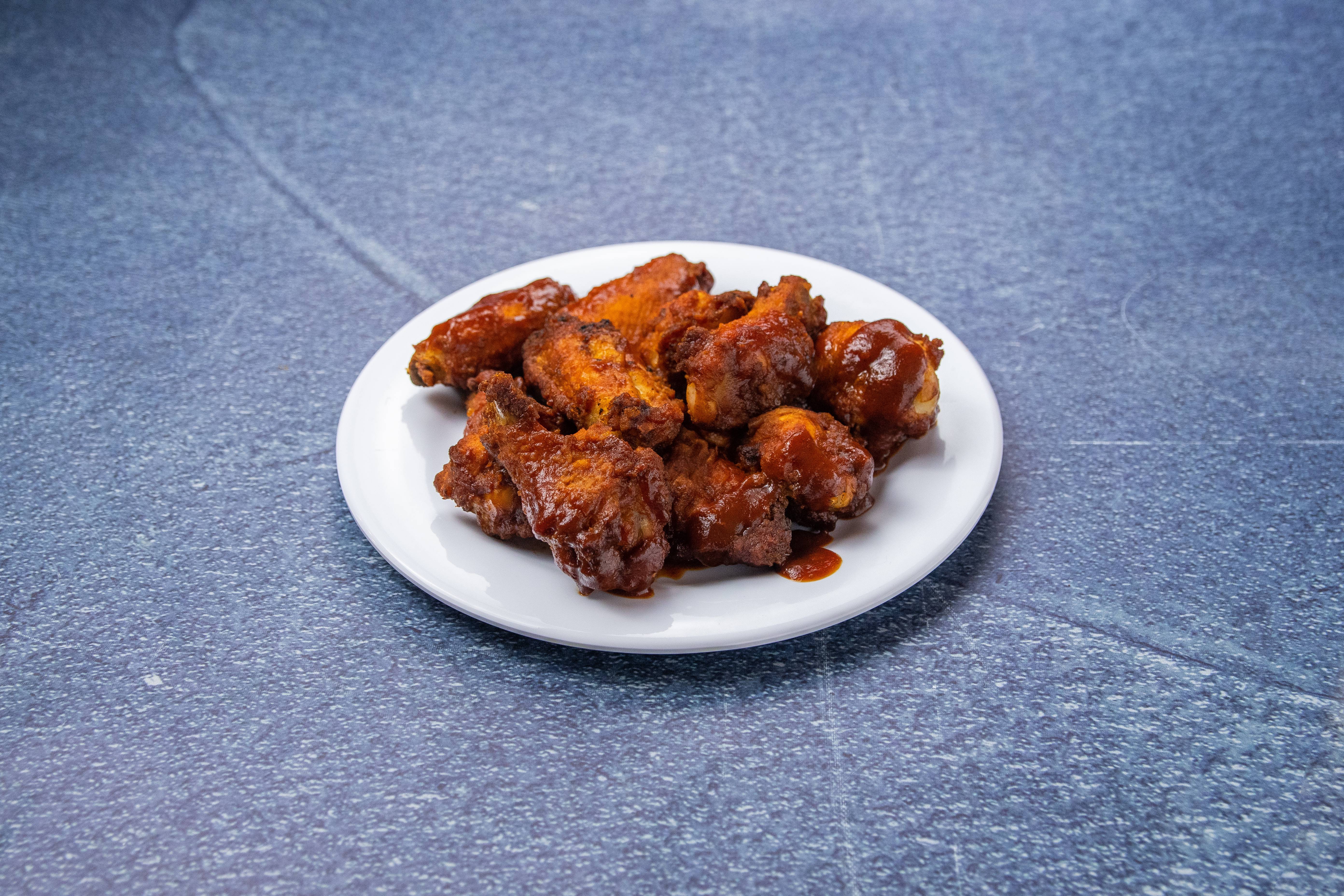 Order Wings food online from Tumby Pizza store, Los Angeles on bringmethat.com