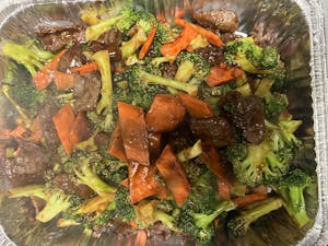 Order Beef & Broccoli Tray 芥兰牛 food online from Moon Wok store, Lenexa on bringmethat.com