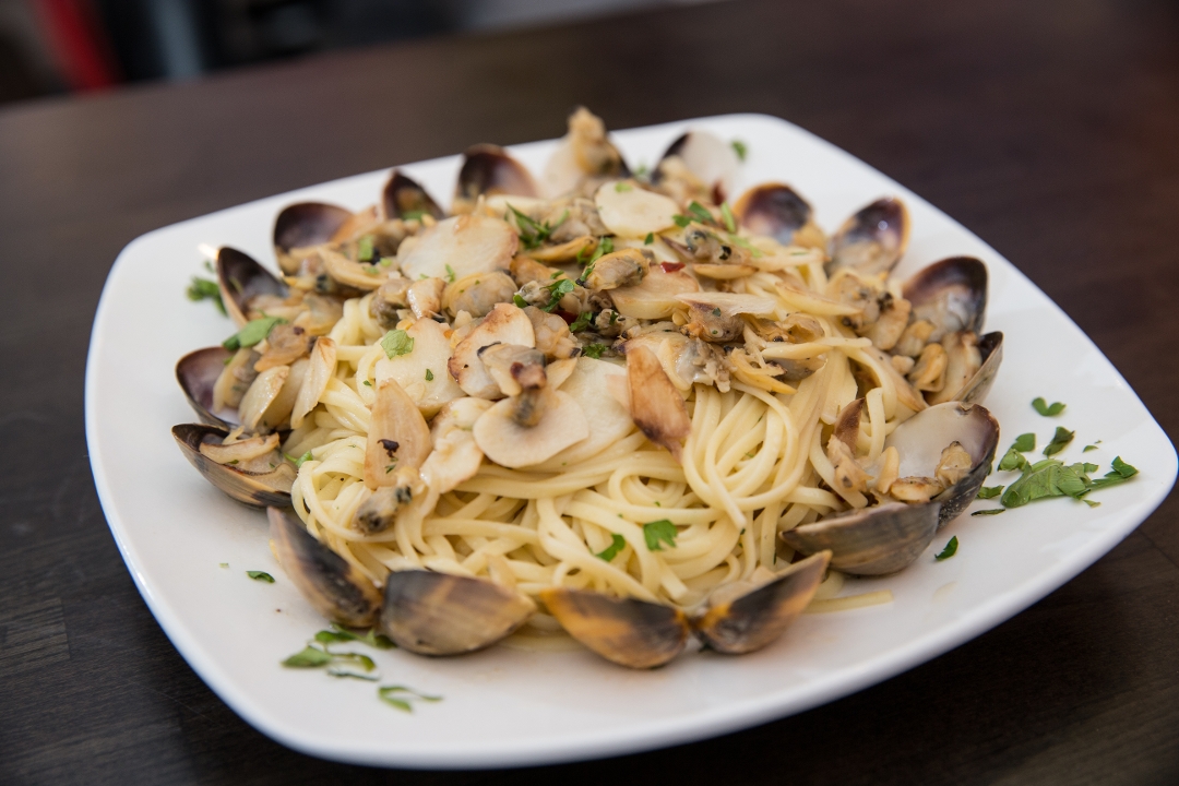 Order White Clam Sauce food online from Pizzabar 141 store, Woodbury on bringmethat.com