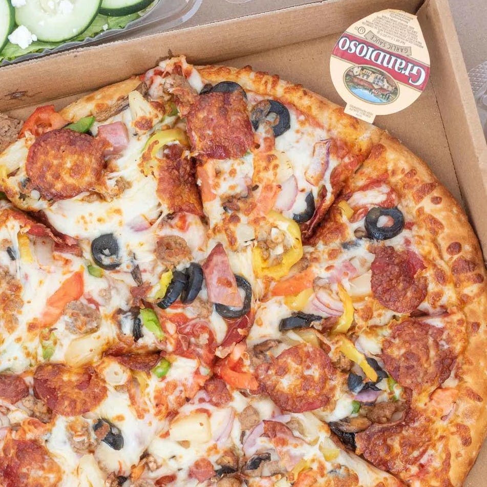 Order Deluxe Pizza - Medium 12'' food online from Glen Burnie Wings store, Glen Burnie on bringmethat.com